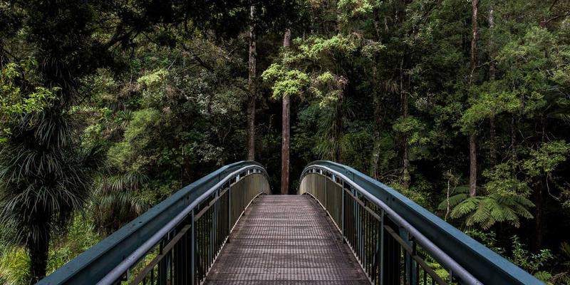 兰州车主必读!汽车贴膜避坑全攻略:从隔热膜、改色膜到隐形车衣,附本地专业门店测评